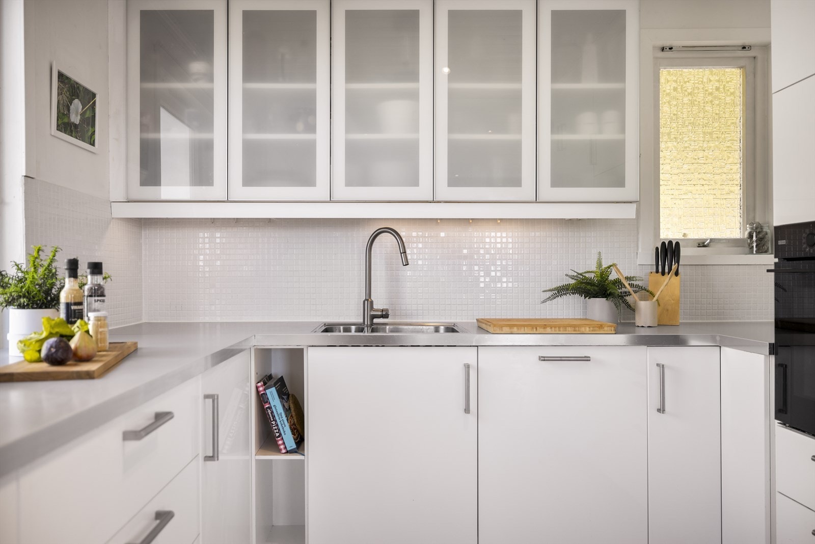 Av integrerte hvitevarer er det induksjonsplatetopp, stekeovn, kjøleskap, fryseskap og oppvaskmaskin. Galleribilde