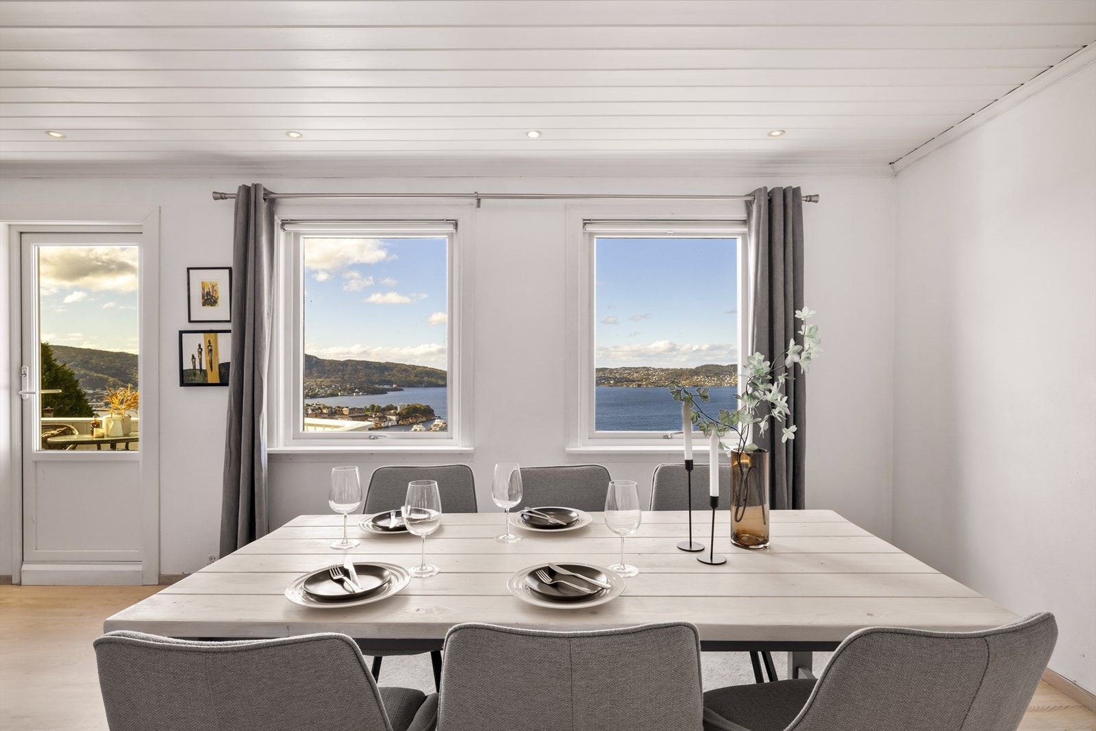 Her kan gjestene nyte god mat og utsikt for samtidig å holde samtalen gående med kokken som kokkelerer på kjøkkenet. Galleribilde