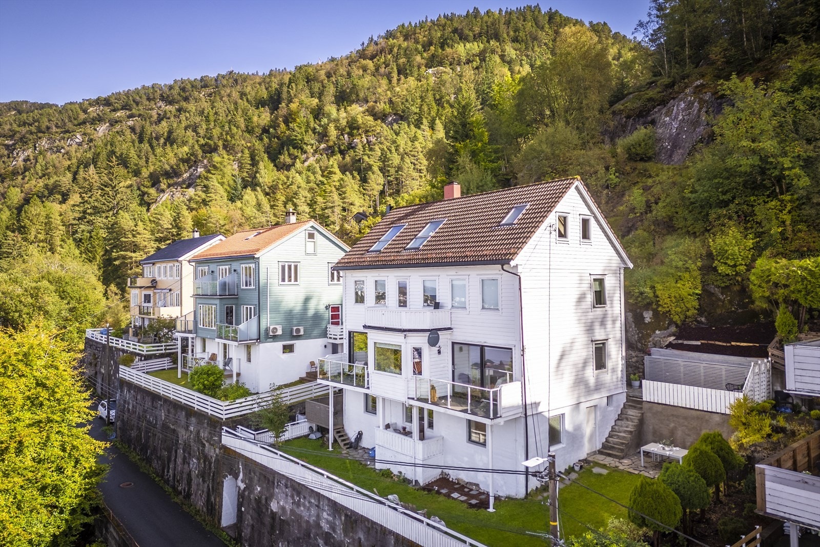 Felles for bygget er også tilgang til stor hage og flere koselige sittegrupper Galleribilde