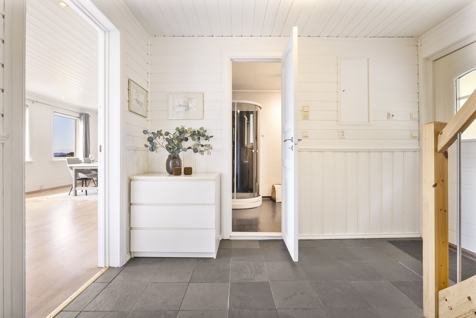 Du møtes av en romslig entré med god plass til å henge fra seg både jakker og sko. Her i fra har du direkte tilkomst til samtlige rom i etasjen. Galleribilde
