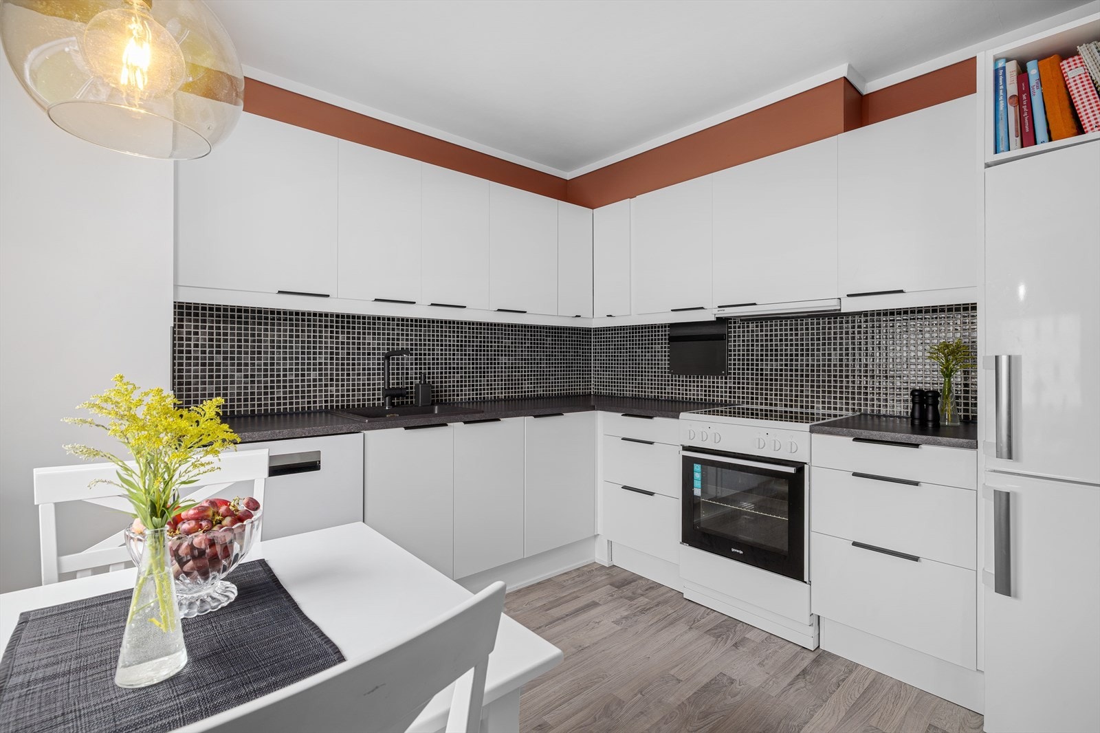 Klassisk og pen kjøkkeninnredning med glatte fronter. Mye skap og benkeplass. Galleribilde