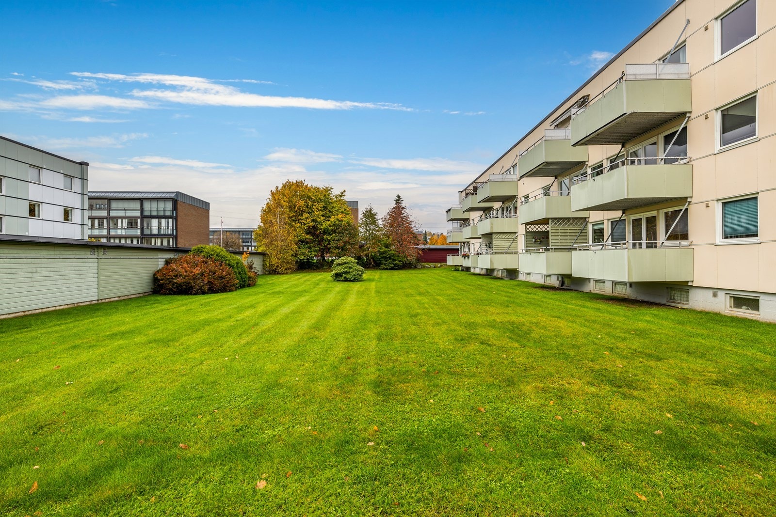 Store grøntarealer i front av leiligheten. Galleribilde