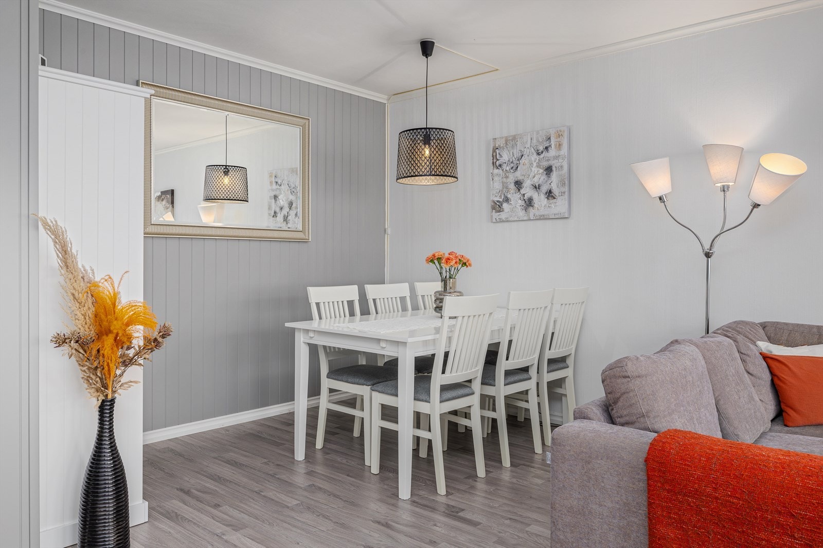 Romslig og lys stue med plass både til spisestue og sofagruppe. Galleribilde