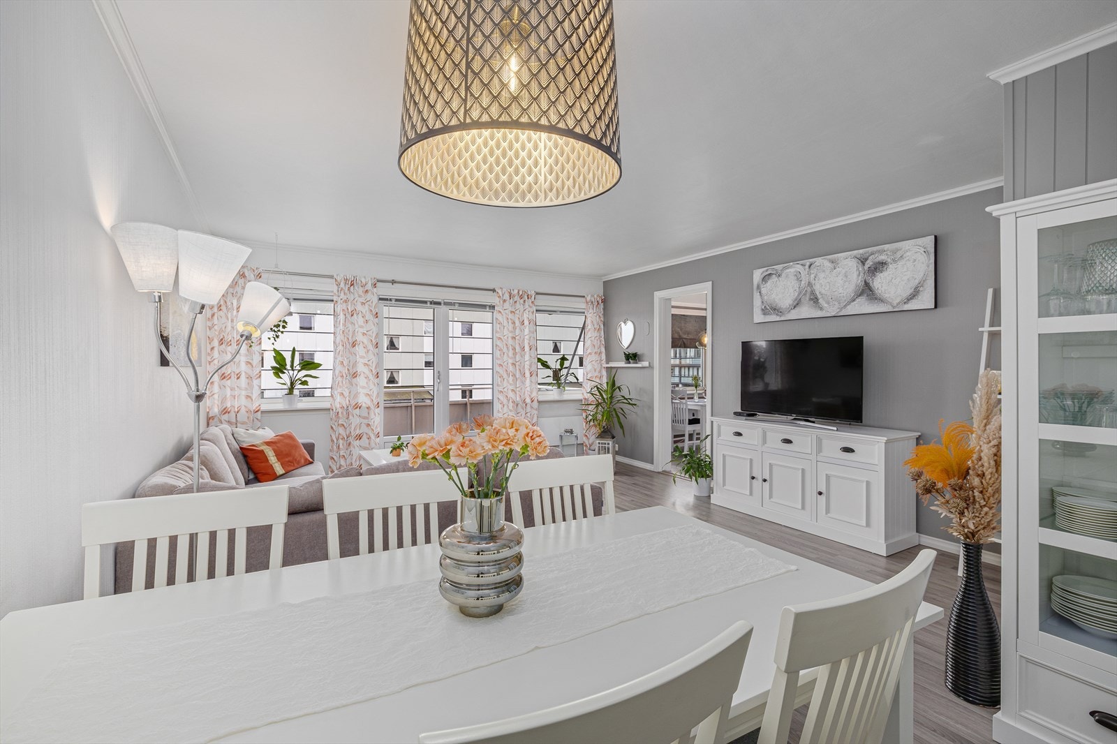 Plass til spisestue og stoler i stuen. Utgang til solrik balkong. Galleribilde