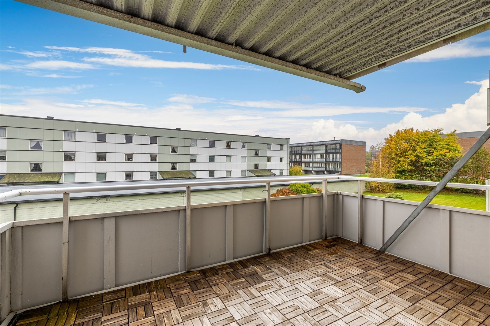 Flott, vestvendt uteplass, usjenert i 2.etg. Galleribilde