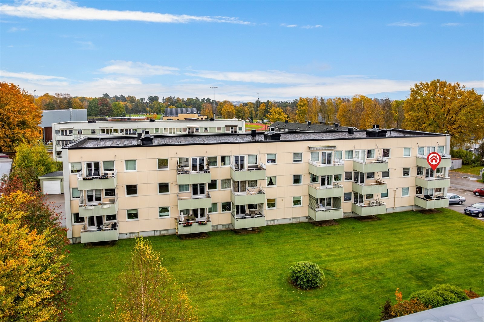 Store grøntarealer i front av leiligheten. Galleribilde