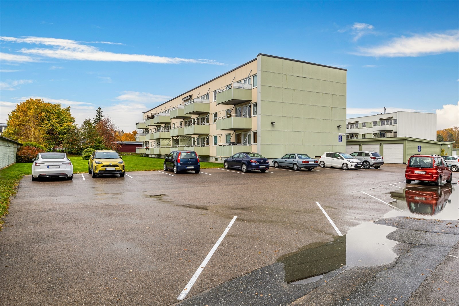 Godt med parkering på borettslagets område. Galleribilde