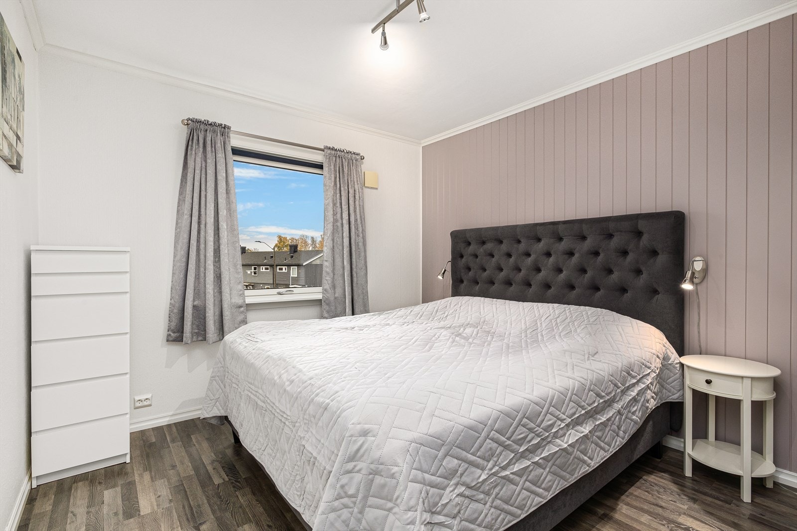 Hovedsoverom med stor skyvedørsgarderobe med glassdører, Galleribilde