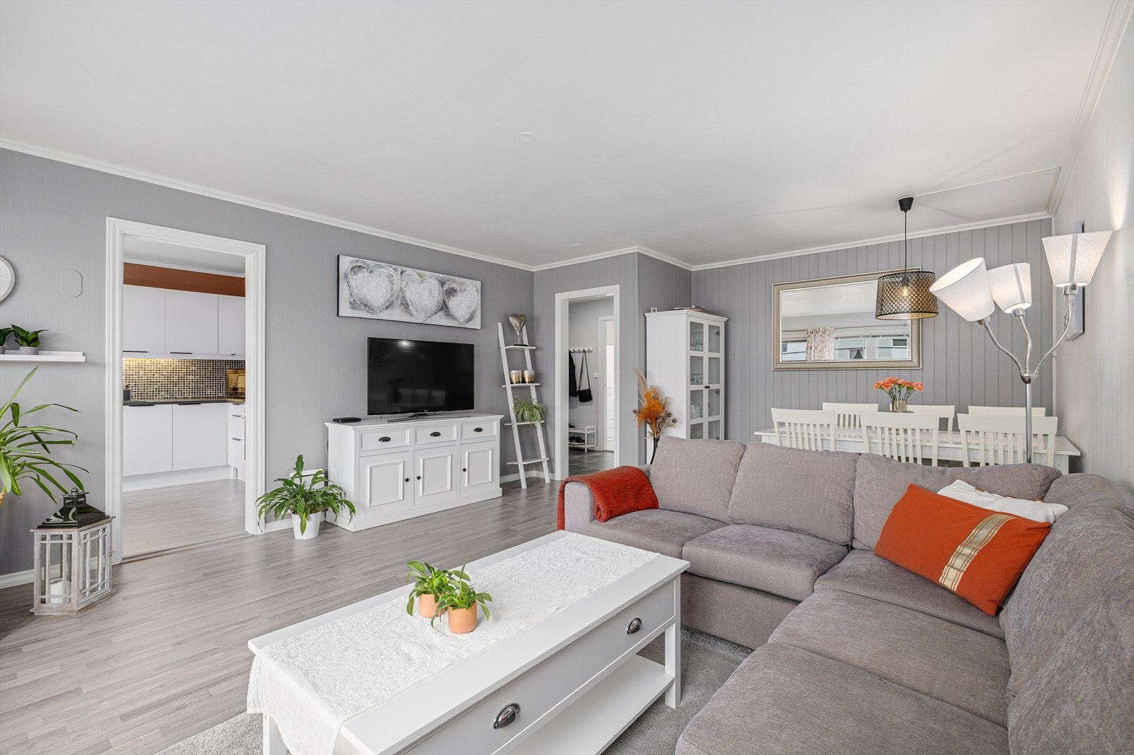 Her kan man flytte rett inn i et tidsmessig bomiljø, preget av lyse, smakfulle fargevalg og stilrene innredningsdetaljer. Galleribilde