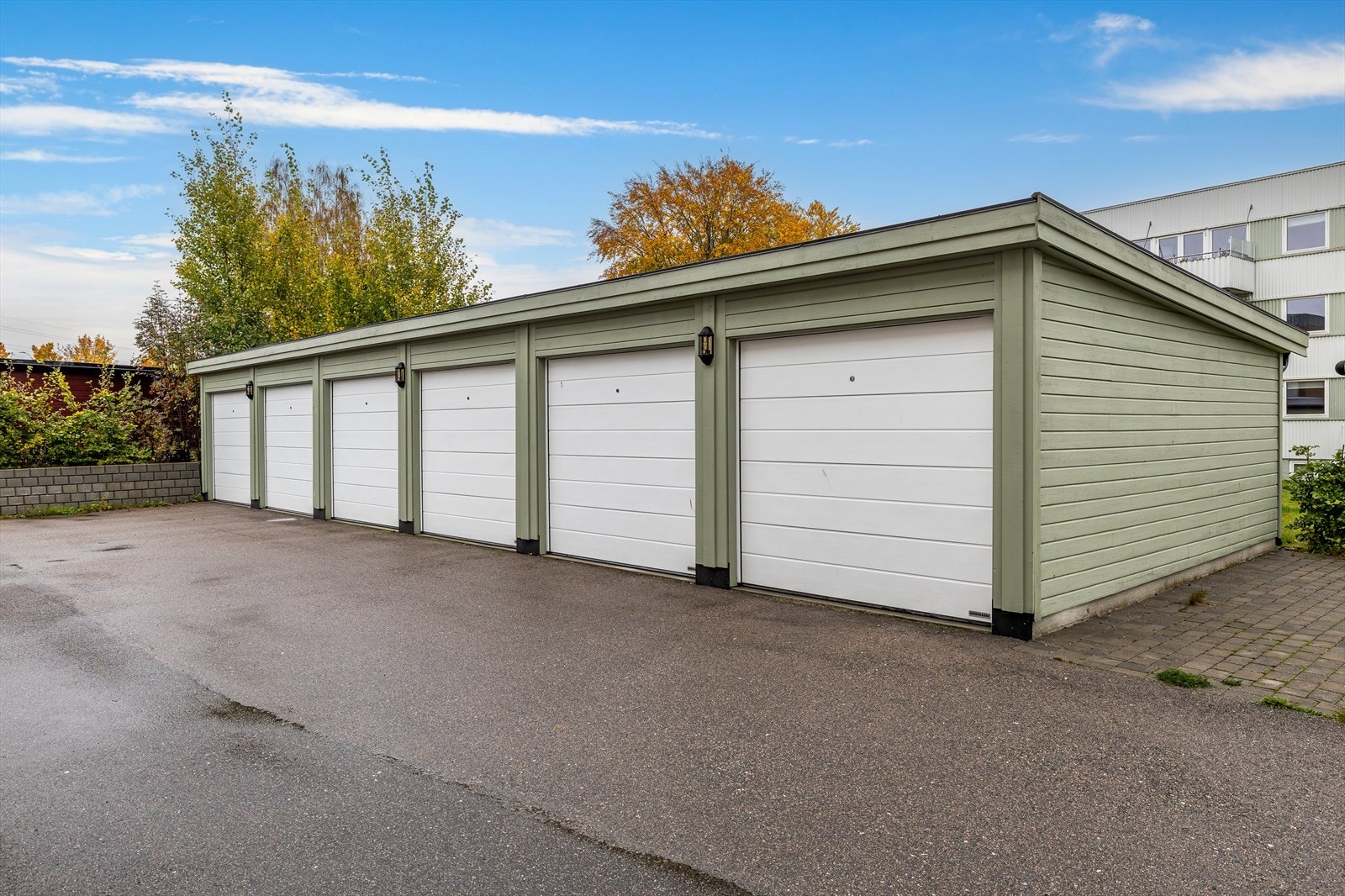 Tilhørende garasje i rekke med mulighet for Elbillader og automatisk portåpner. Galleribilde