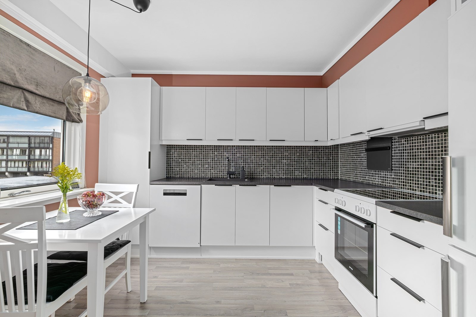 Klassisk og pen kjøkkeninnredning med glatte fronter. Mye skap og benkeplass. Galleribilde