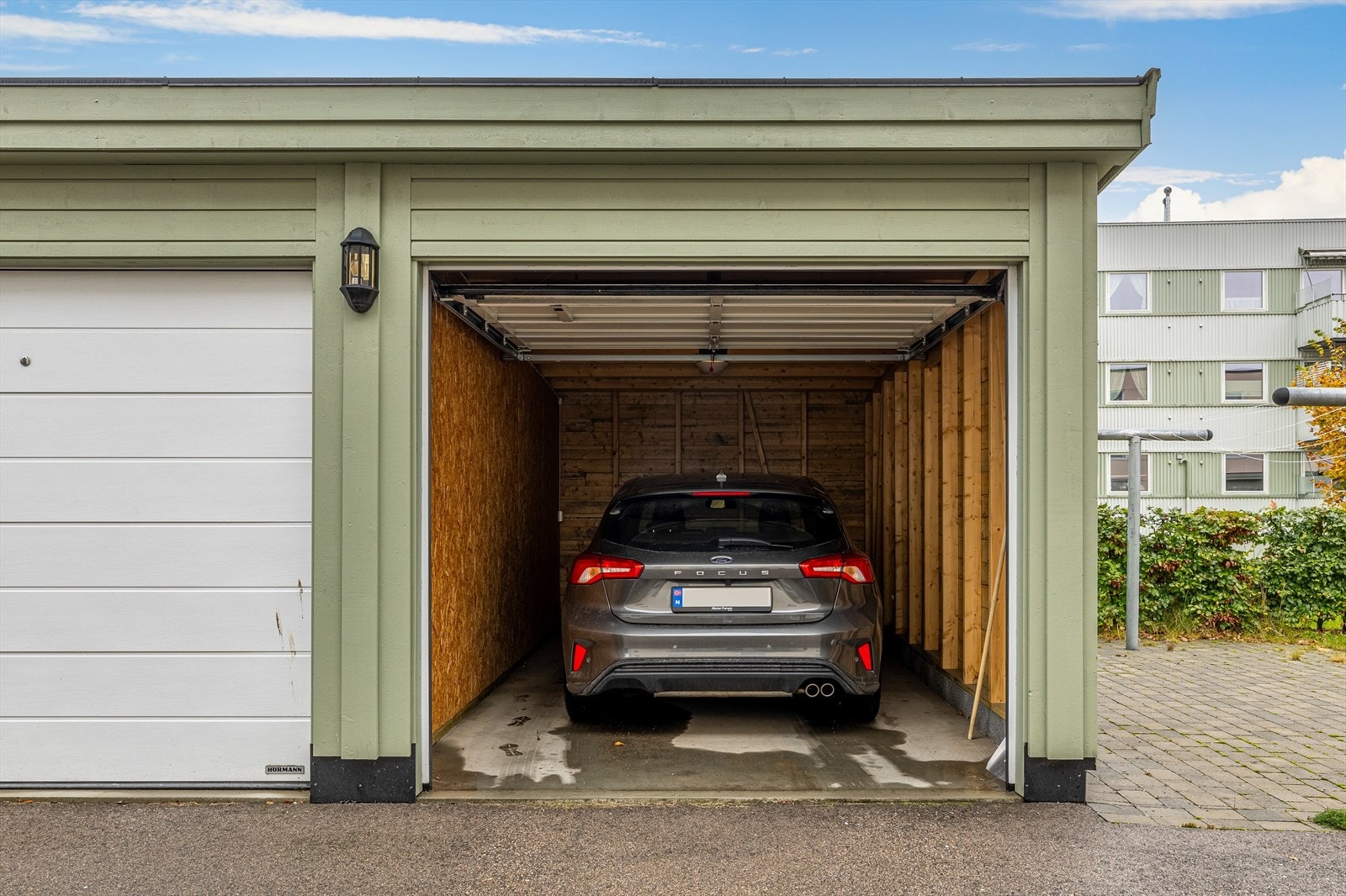 Tilhørende garasje i rekke med mulighet for Elbillader og automatisk portåpner. Galleribilde