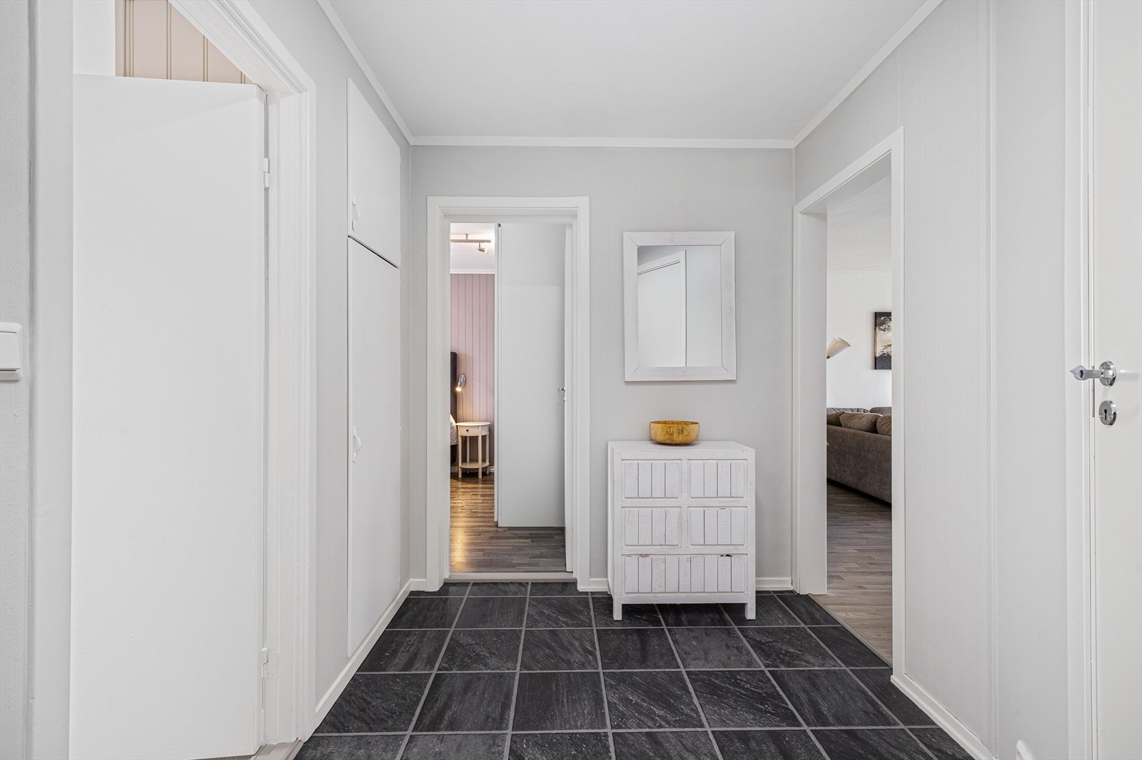 Romslig entre mot stue og soverom. Galleribilde