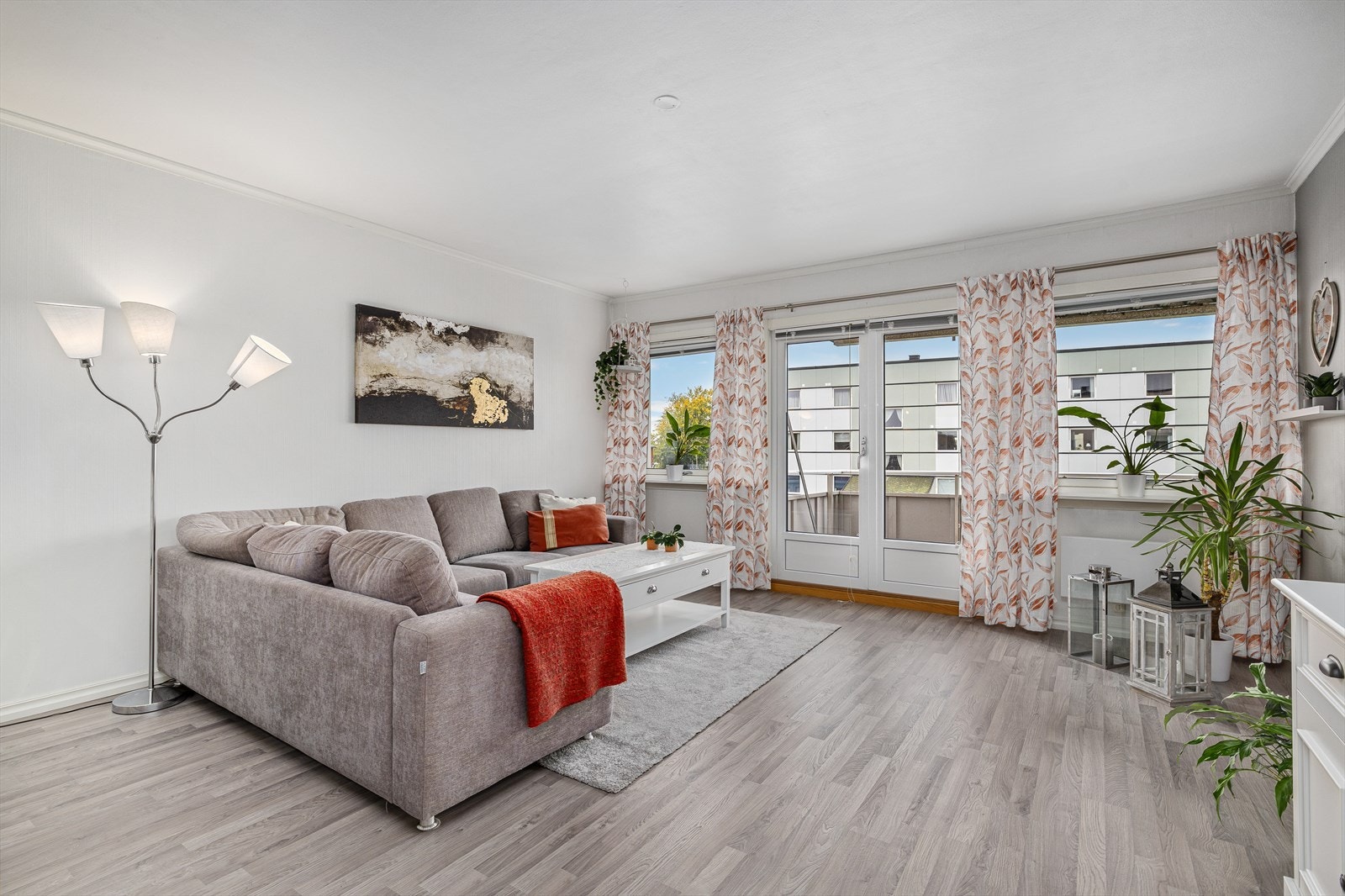 Romslig og lys stue med plass både til spisestue og sofagruppe. Galleribilde