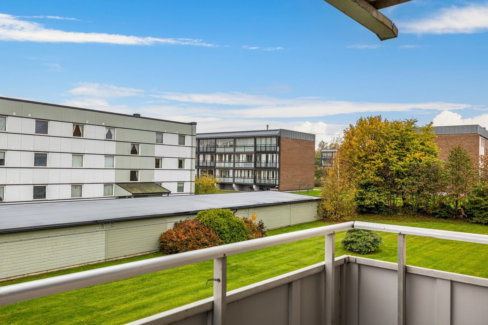 Flott, vestvendt uteplass, usjenert i 2.etg. Galleribilde