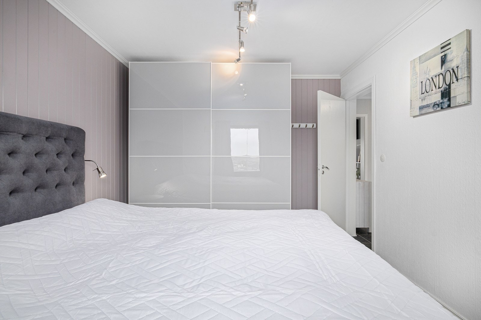 Hovedsoverom med stor skyvedørsgarderobe med glassdører, Galleribilde