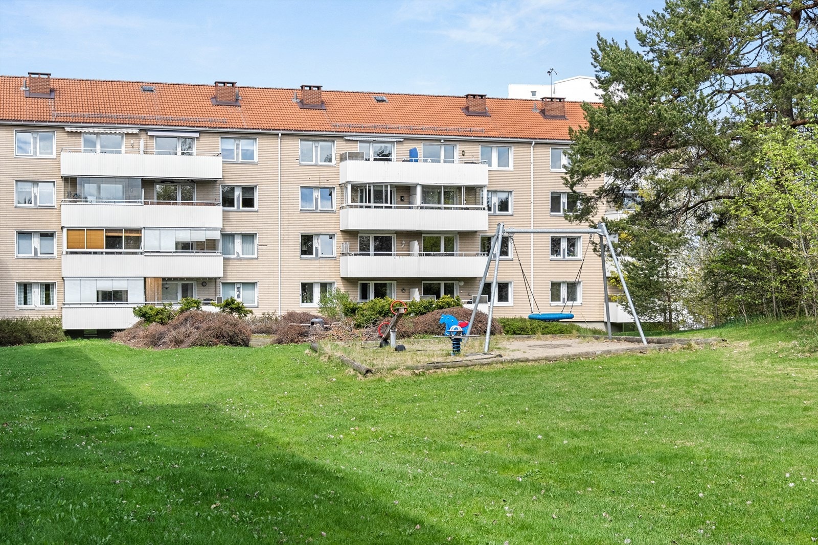Området er familievennlig med boltreplass for både små og store. Galleribilde