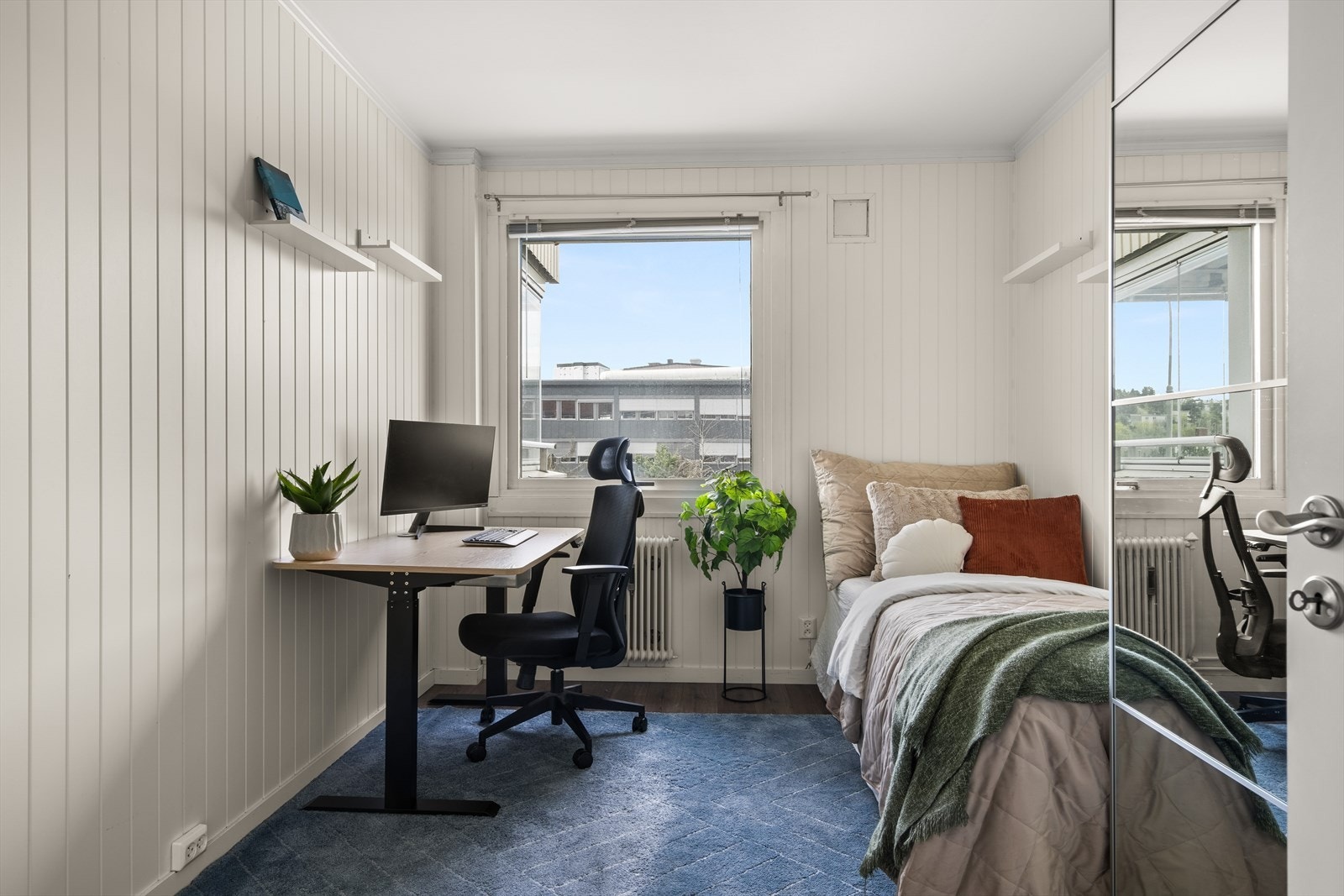 Lyst og hyggelig soverom 2 med plass til ønsket innredning. Galleribilde