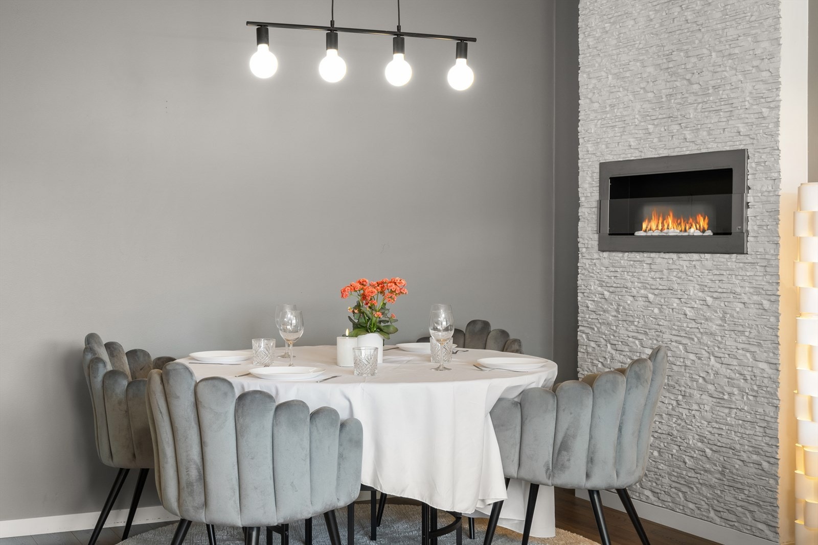 Et stort spisebord inviterer til hyggelige middagselskap med familie og venner. Galleribilde