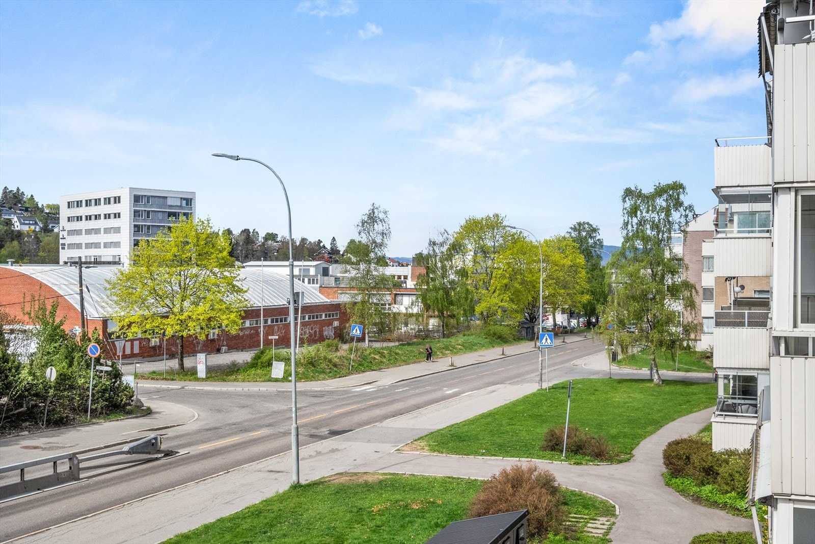 Utsyn fra balkongen. Kort vei til dagligvare og t-bane. Galleribilde