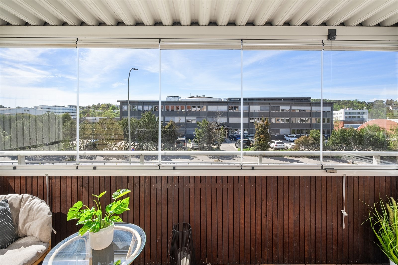Balkongen er på ca. 8 m² og vender mot vest. Balkongen er innglasset. Galleribilde