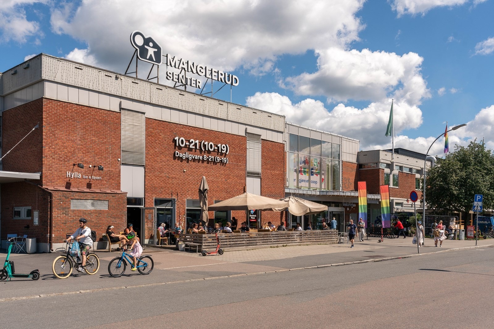 Det er ca. 10 minutters gange fra boligen til Manglerud senter. Galleribilde
