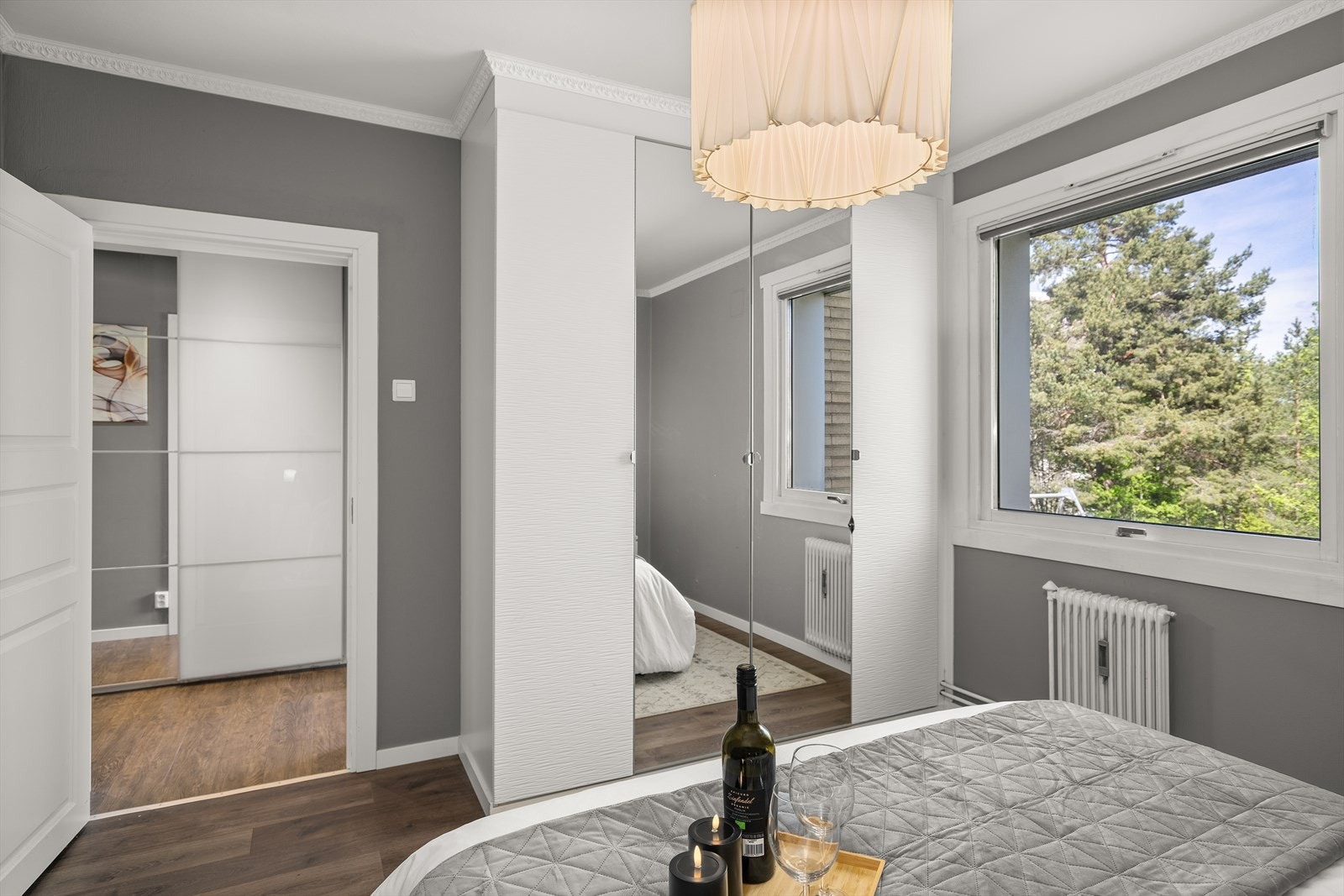 Det er god plass til oppbevaring i garderobeskapene. Galleribilde