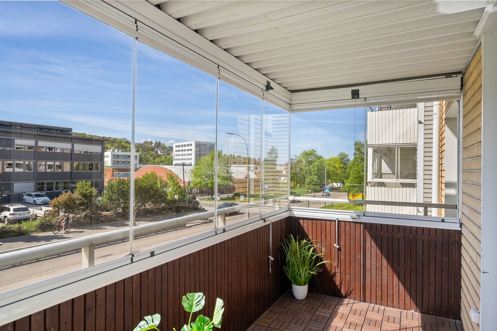 God plass til utemøblement på balkongen. På balkongen er det tillatt å grille med gassgrill eller elektrisk grill. Galleribilde