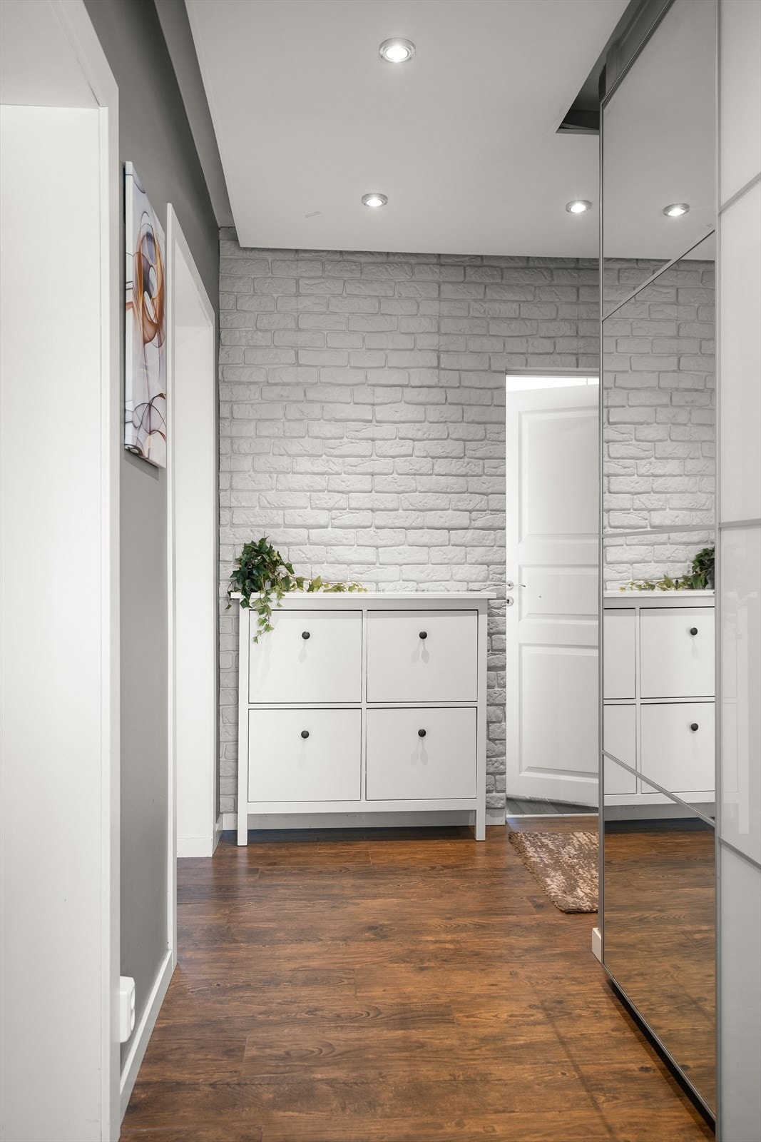 Lys entre med senket tak og downlights. Galleribilde