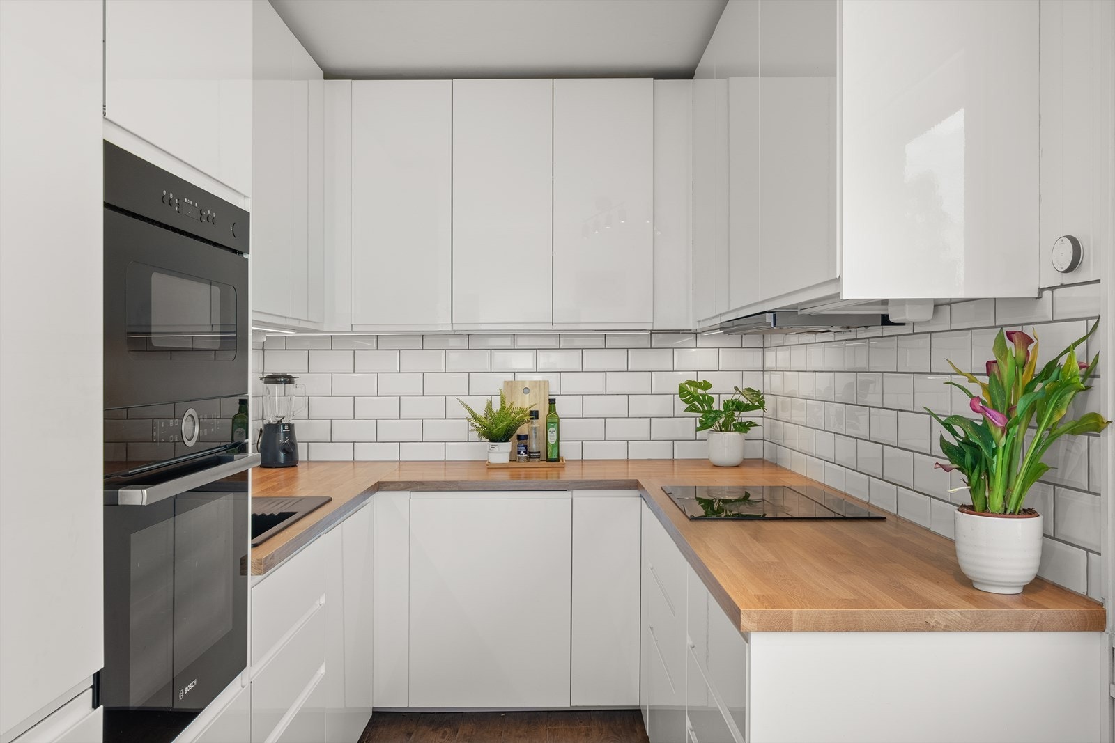 Lys og moderne kjøkkeninnredning fra Ikea (2021). Galleribilde