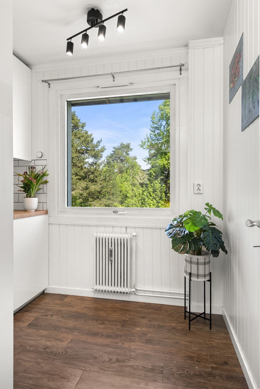 Ved vindusposten er det plass til en hyggelig spiseplass hvor frokosten kan nytes. Galleribilde