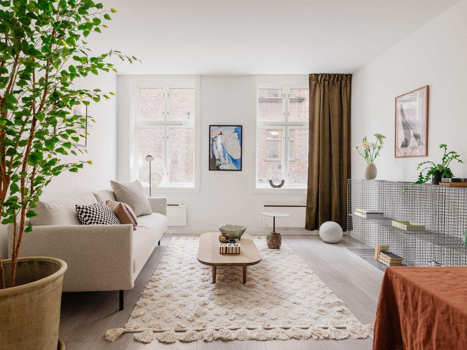 Velkommen til Holsts gate 4A! Her får du en herlig 2-roms i populær gate, tilbaketrukket fra vei- og biltrafikk samtidig med "alt" av fasiliteter en kort spasertur unna. Galleribilde