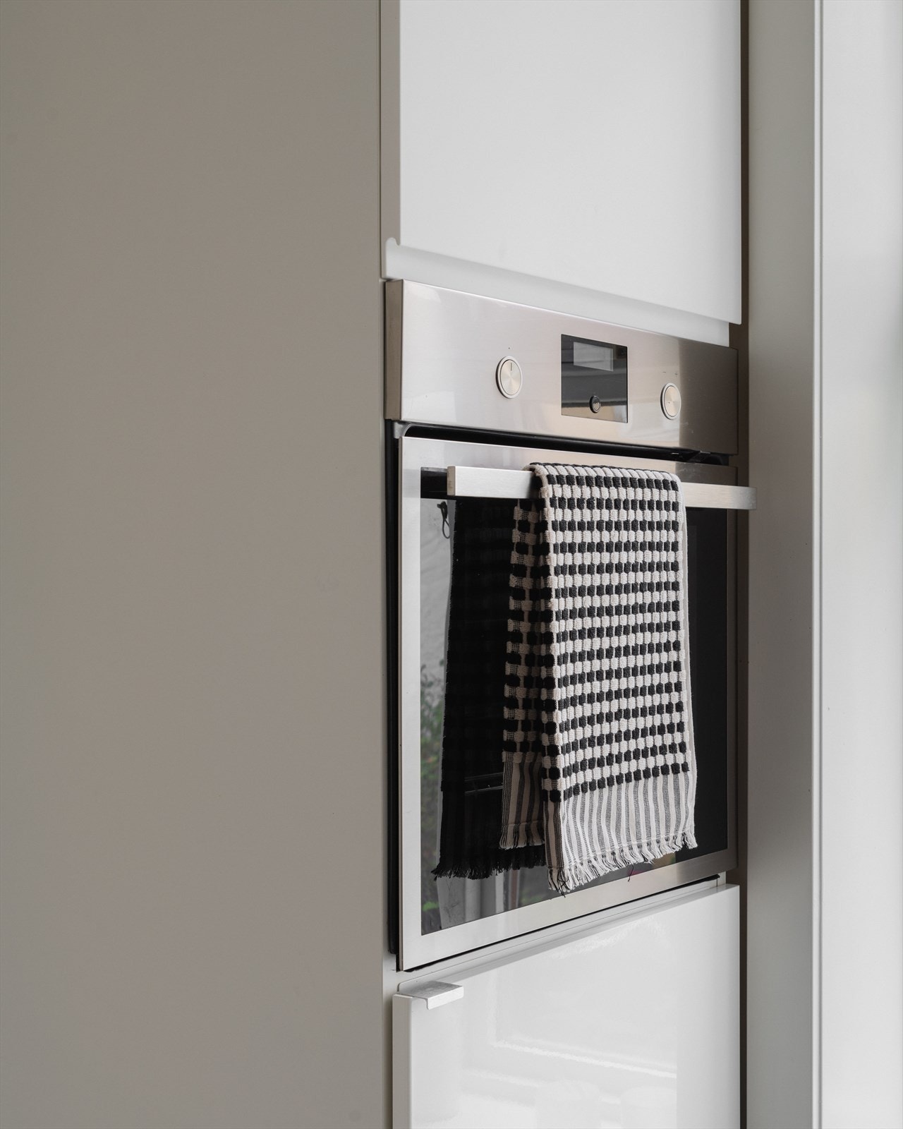 Her finner du praktiske løsninger og integrerte hvitevarer. Komfyren i arbeidshøyde gjør matlagingen enklere. Galleribilde