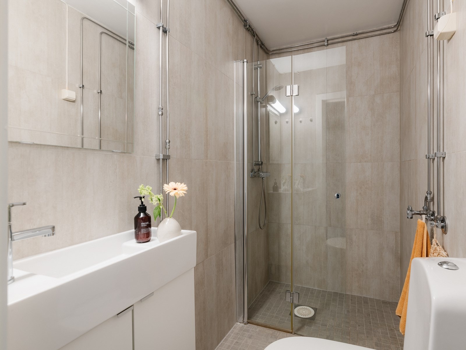 Delikat bad med fliser på vegger og gulv. Galleribilde