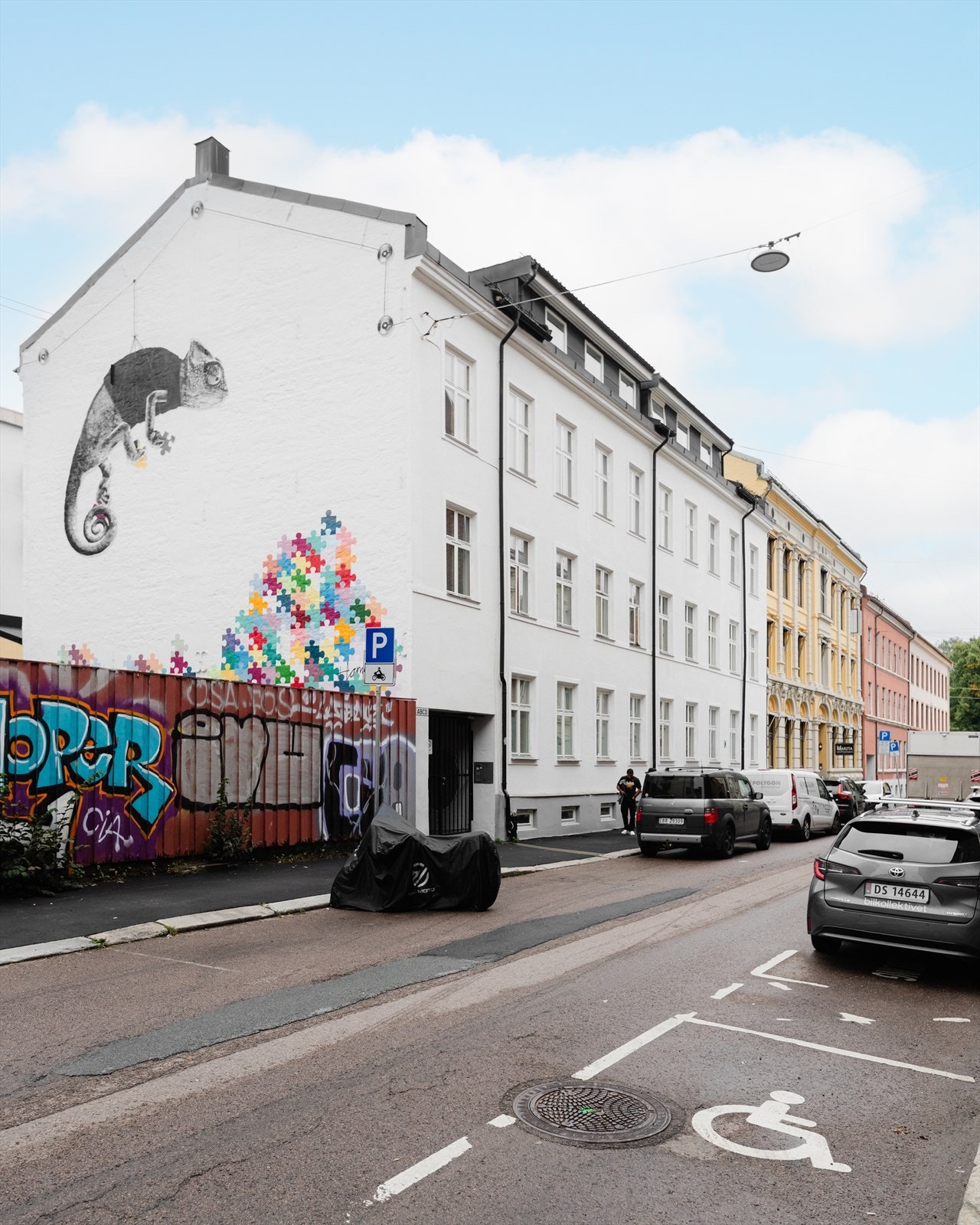 Bebyggelsen i området består hovedsaklig av gamle bygårder. Galleribilde