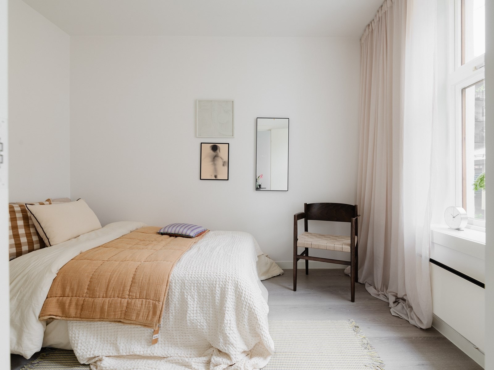 Soverommet er romslig, med god plass til dobbeltseng. Galleribilde