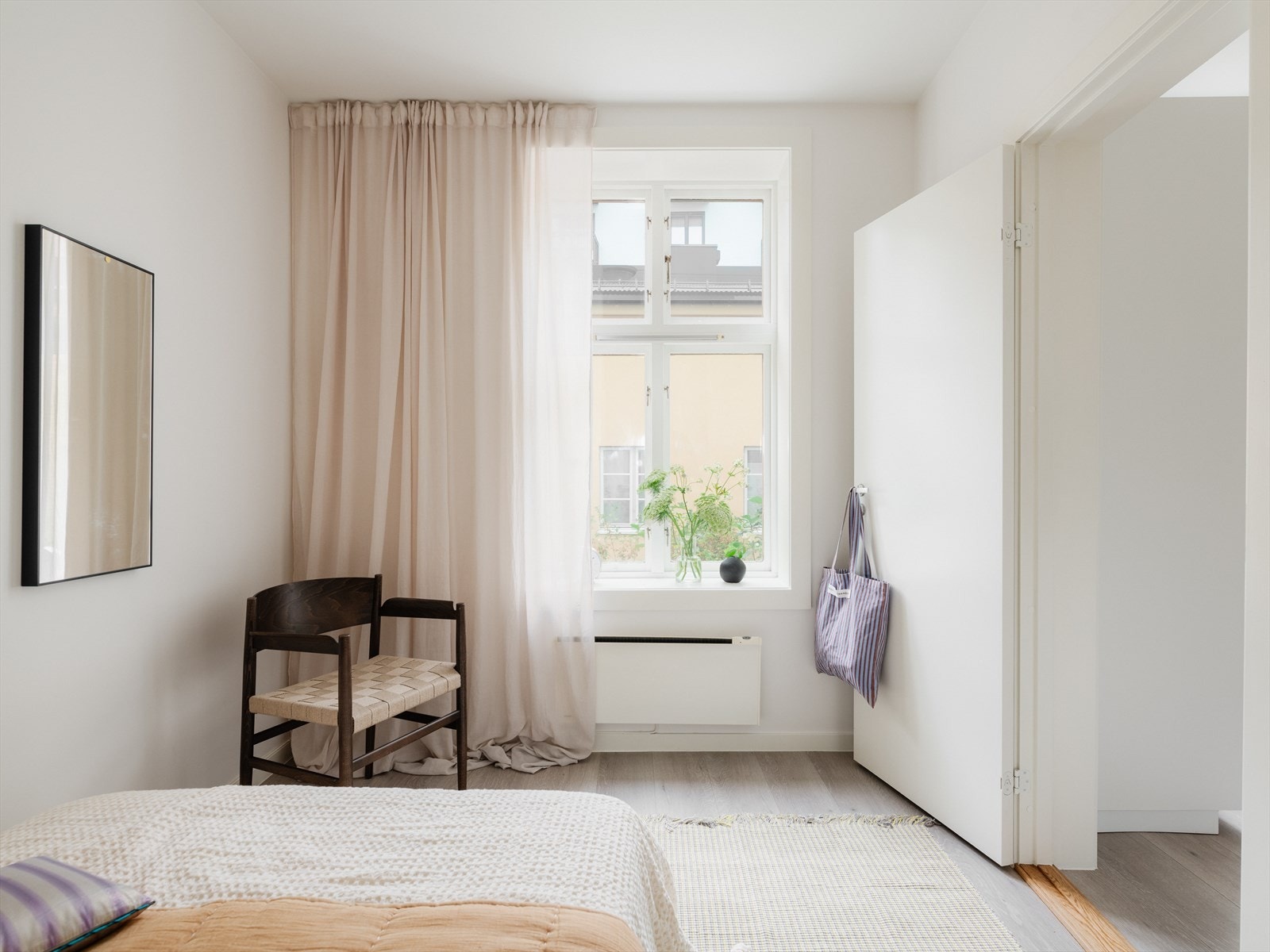 Et stort vindu gir rikelig med naturlig lys til rommet. Galleribilde