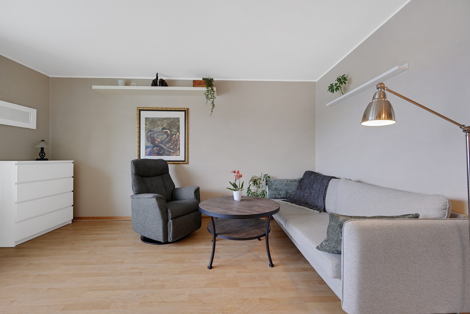 Stuen er trivelig og det er god plass til sofa og tilhørende møblement. Galleribilde