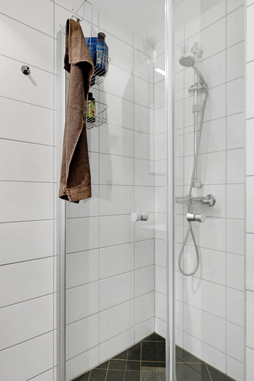 Badet ble i 2019 renovert i regi av borettslaget, det ble i den forbindelse gjort tilvalg; satt inn ny baderomsdør, servantskap med to skuffer under vasken og speilskap med ledlys over vasken. Galleribilde