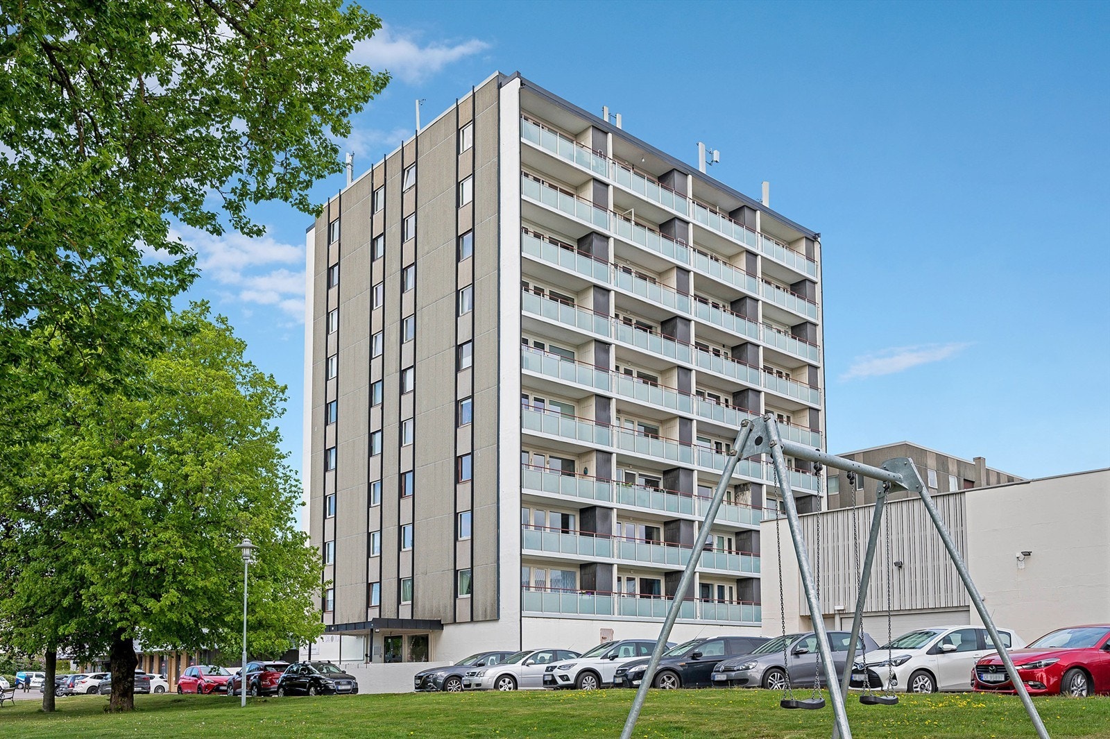 Leiligheten ligger sentralt og populært til på Heimdal. Utenfor er det opparbeidet en lekker park og det er kun 1 minutt å gå til nærmeste bussholdeplass. Galleribilde