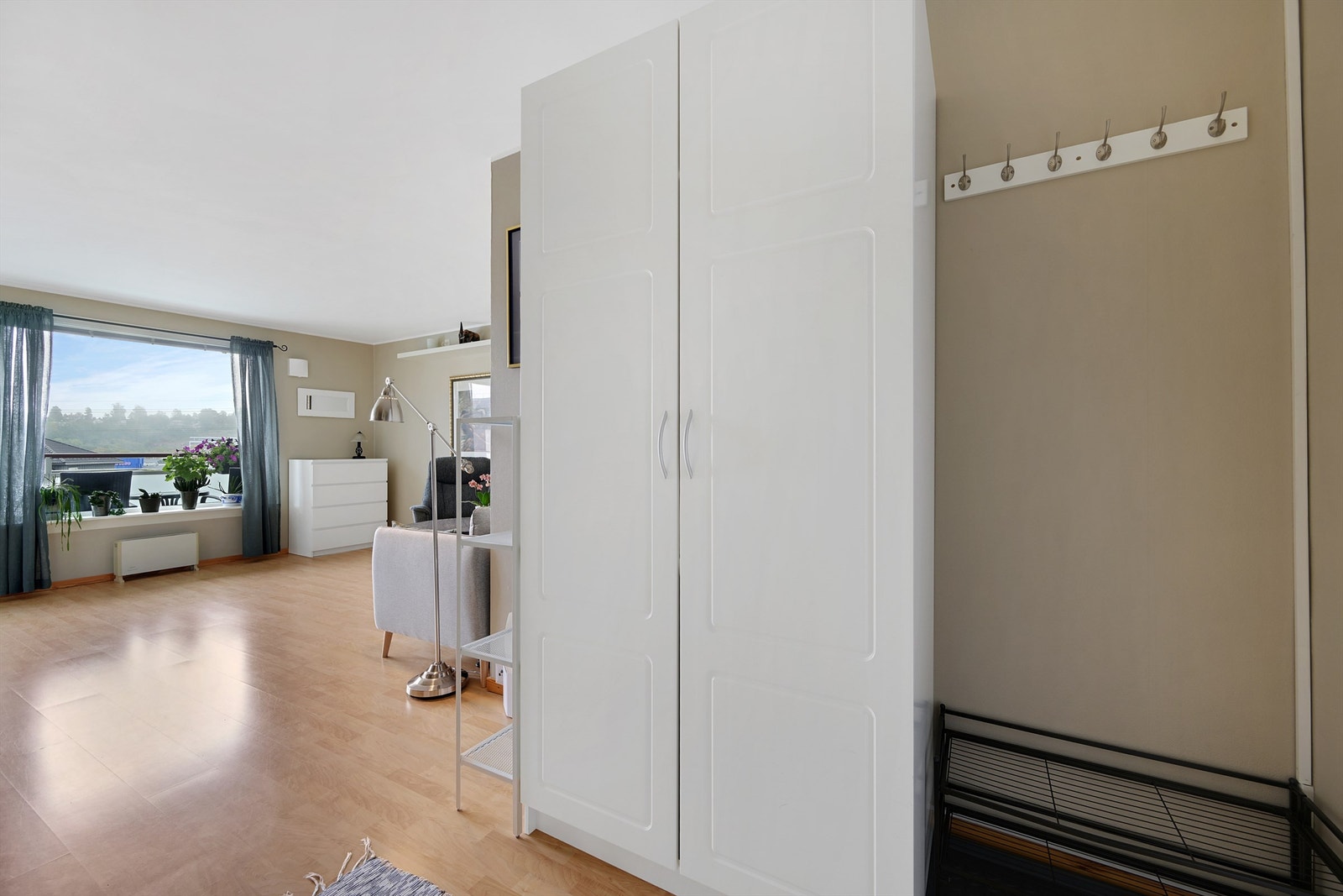 Gang med god plass til garderobeskap og oppbevaring av sko og yttertøy. Galleribilde