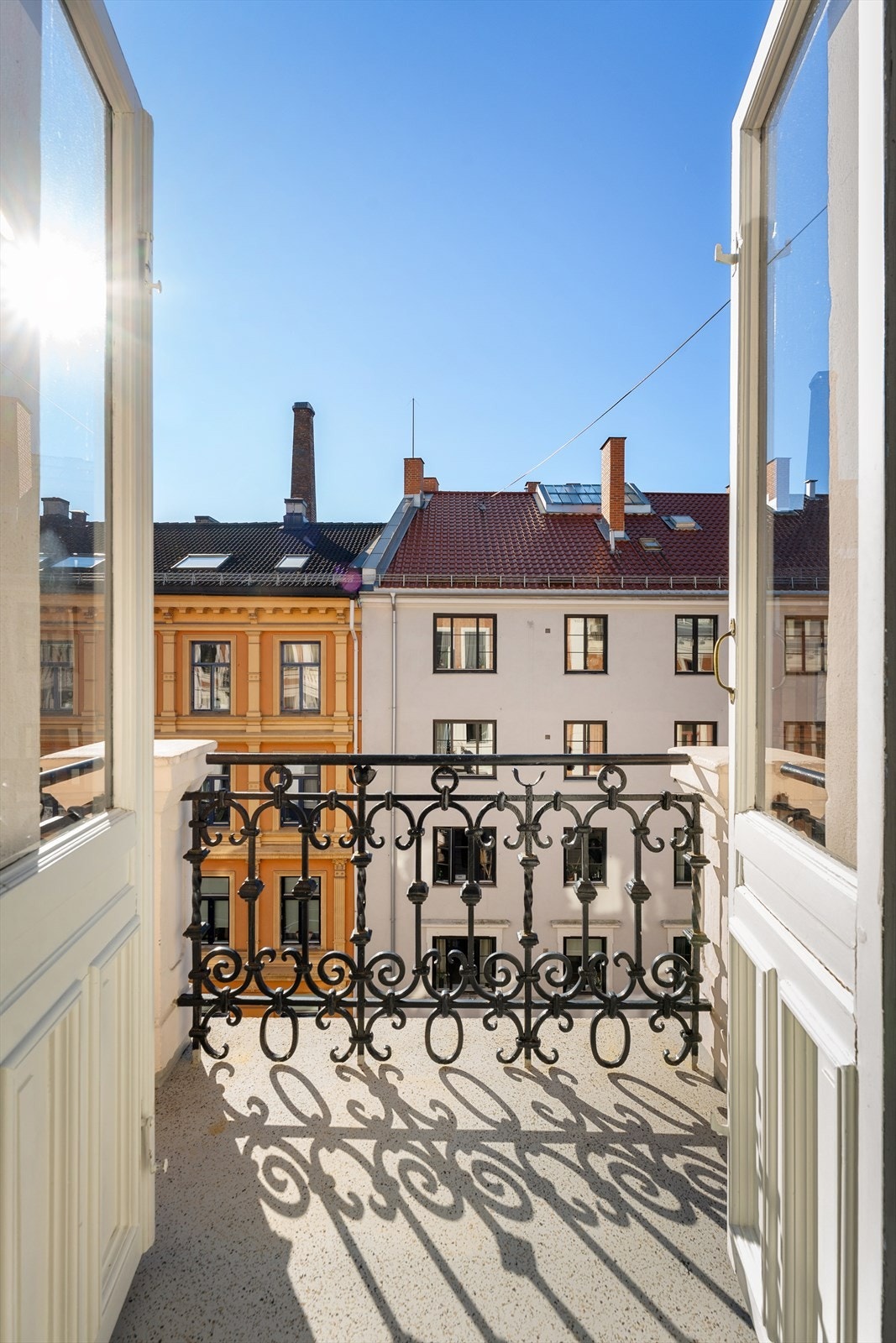 Fra stuen og kjøkkenet er det utgang til to herlige sørvestvendte balkonger med svært gode solforhold Galleribilde