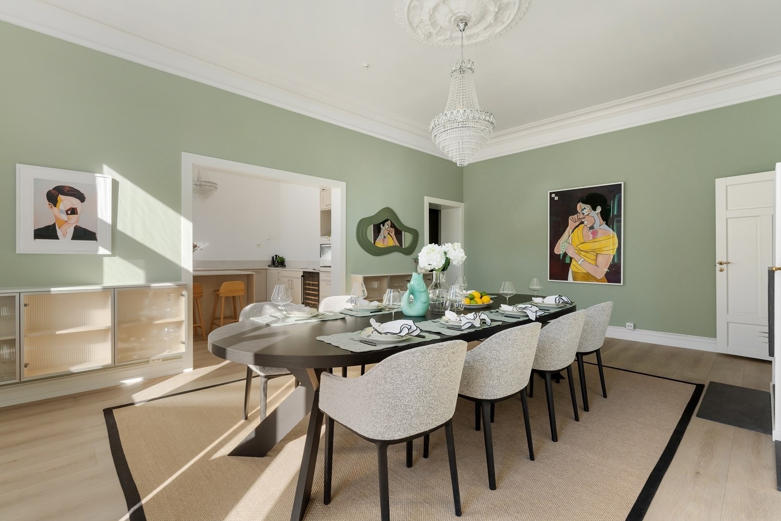 I spisestuen er det rikelig med plass til en større spisegruppe - Perfekt for å samle familie og venner til et bedre måltid Galleribilde