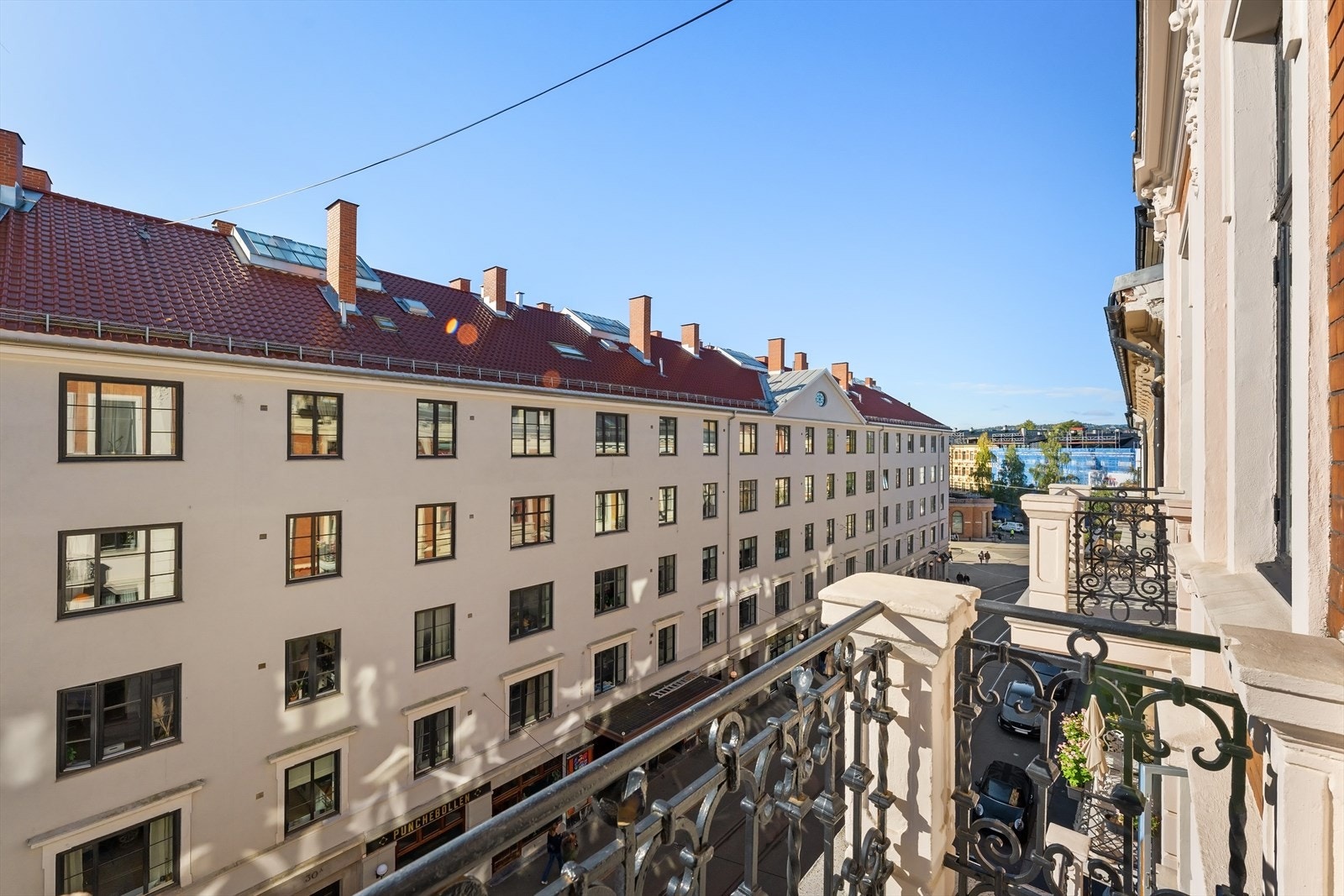 Her er det lagt terrassobelegg på dekket, samt rekkverk i smijern Galleribilde