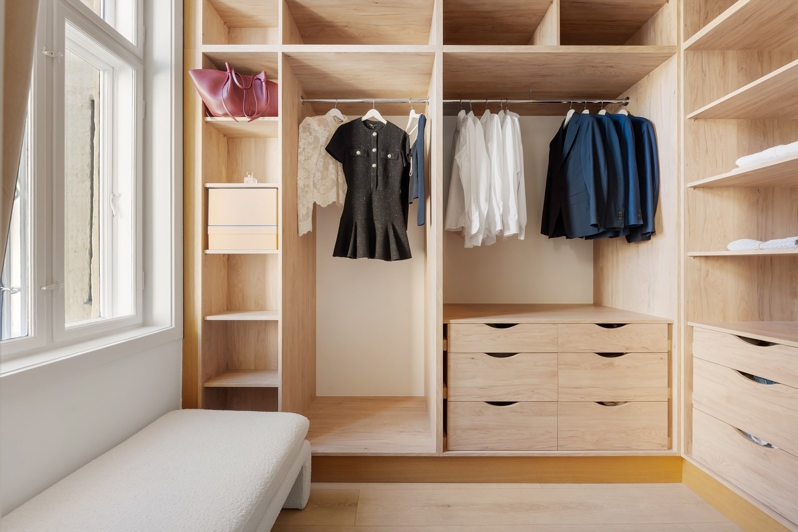 Fra soverommet er det adkomst til en praktisk walk-in garderobe med plassbygget hyllesystem Galleribilde