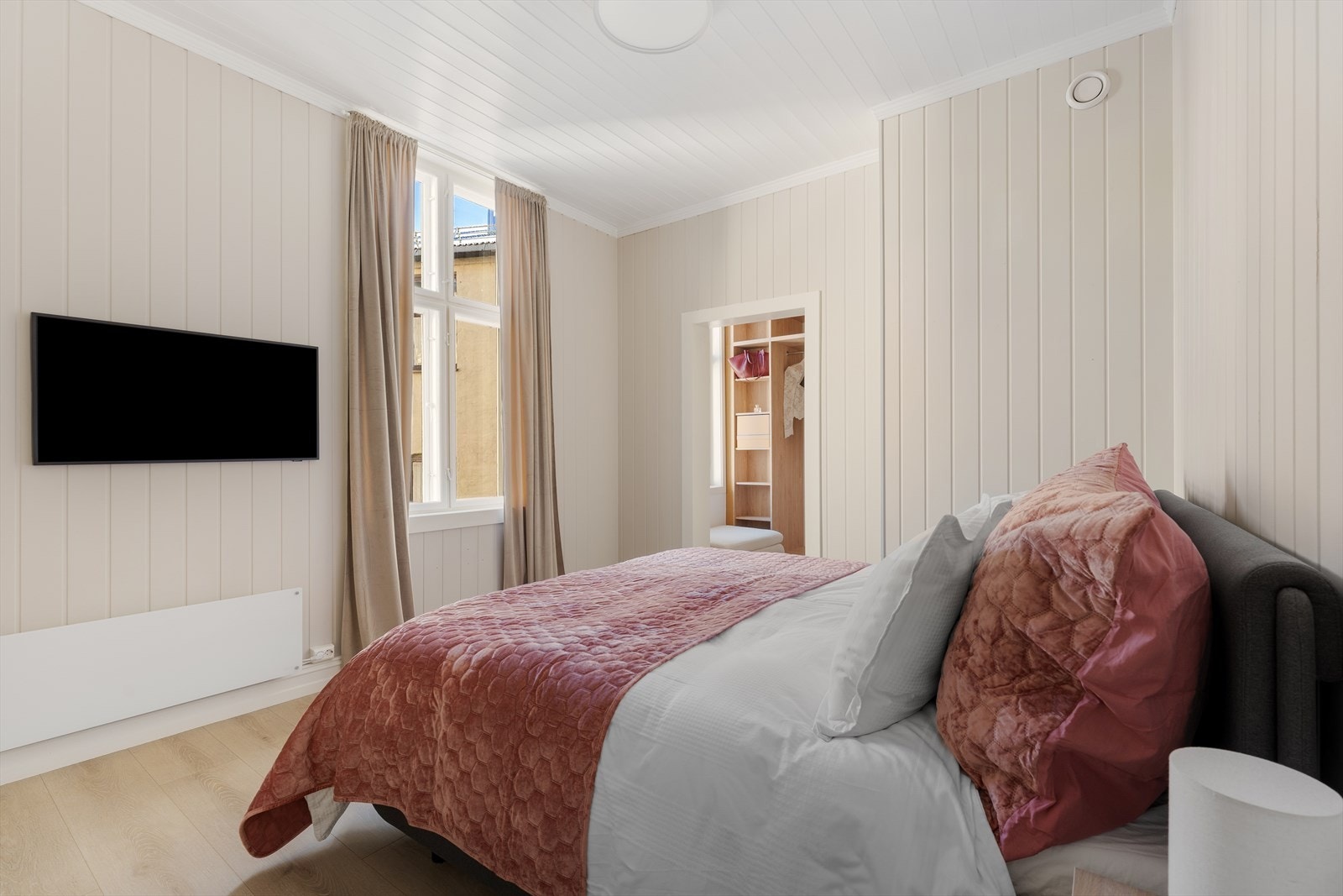 Meget romslig hovedsoverom som vender inn mot rolig bakgård Galleribilde