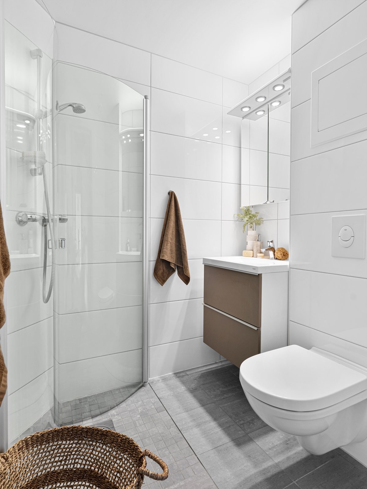 Flott baderom, renovert i 2016 av fagfolk i regi av borettslaget. Badet er flislagt med varme i gulv og er innredet med dusjhjørne, vask i seksjon og vegghengt wc. Galleribilde