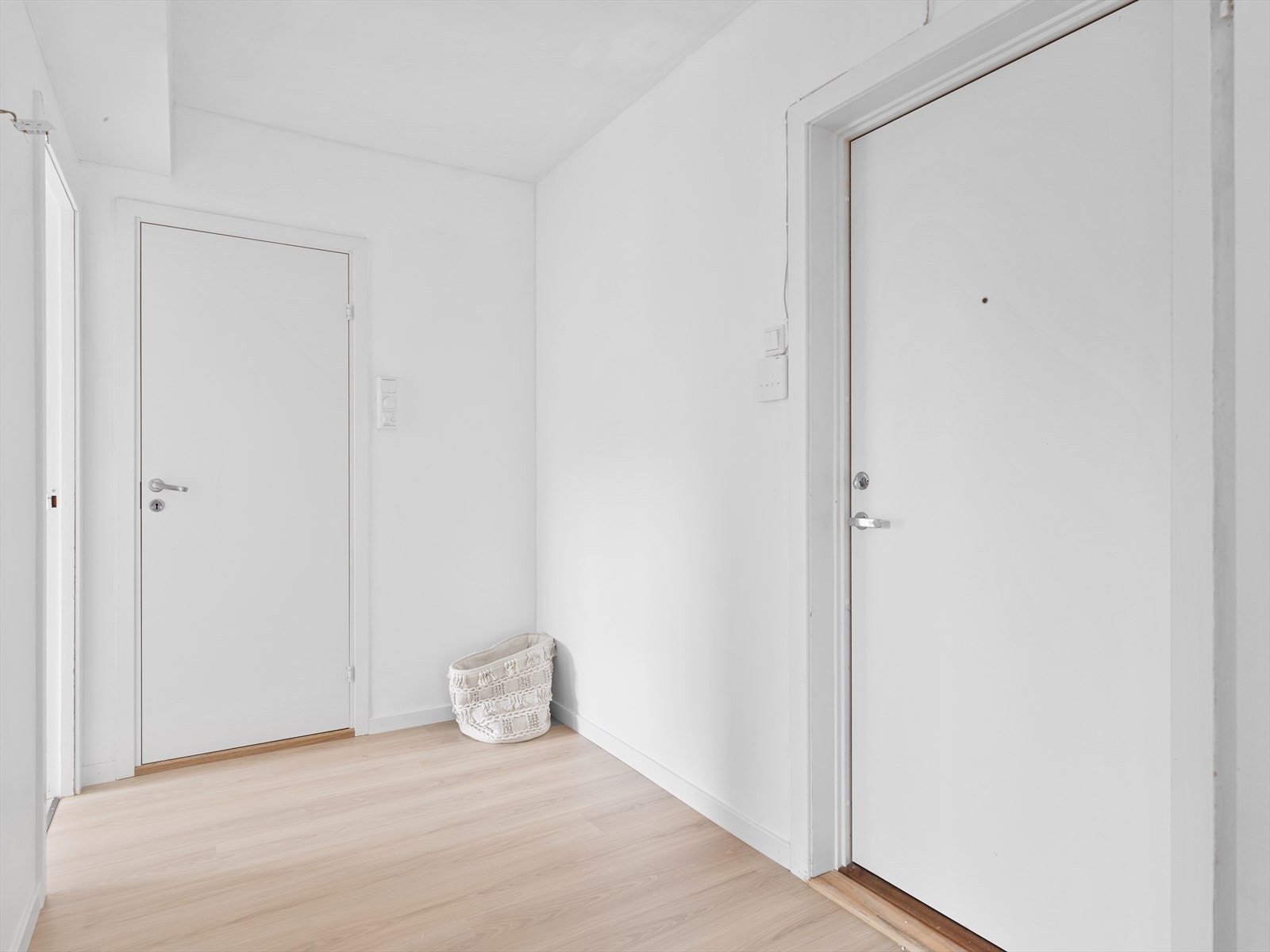 Gang med plass til å henge fra seg klær og sko i garderobeskap. Galleribilde