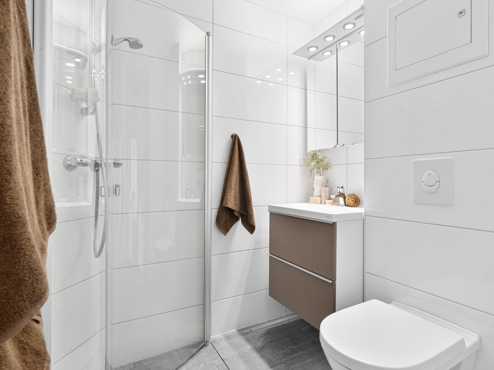 Flott baderom, renovert i 2016 av fagfolk i regi av borettslaget. Badet er flislagt med varme i gulv og er innredet med dusjhjørne, vask i seksjon og vegghengt wc. Galleribilde