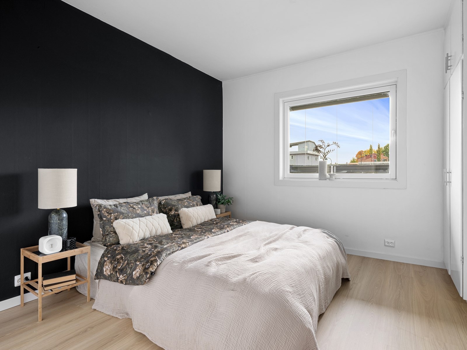 Romslig soverom med garderobeskap. Galleribilde